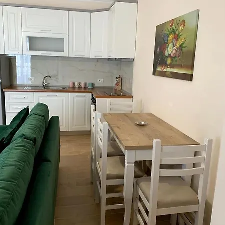 Alb's 2 Apartment
